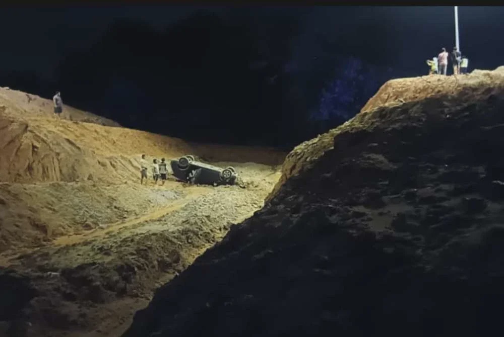 Image from: Pandu kereta ikut aplikasi navigasi, lima warga China terjunam ke gaung