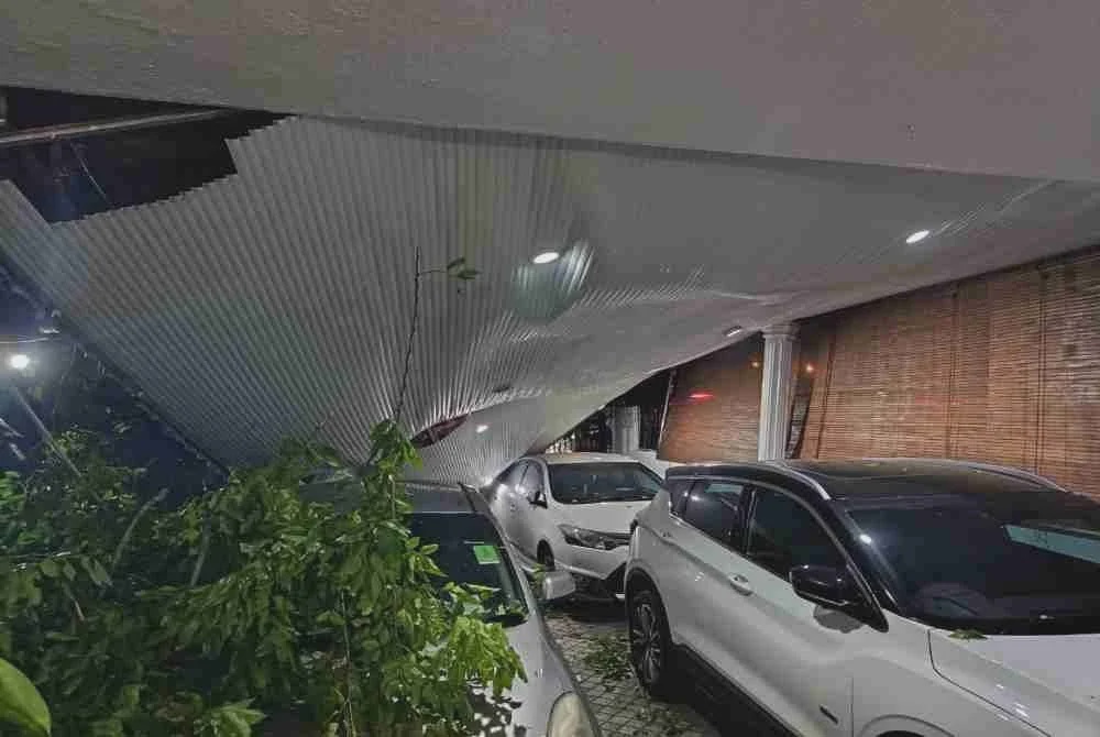 Image from: Pokok tumbang hempap dua rumah, rosakkan kereta