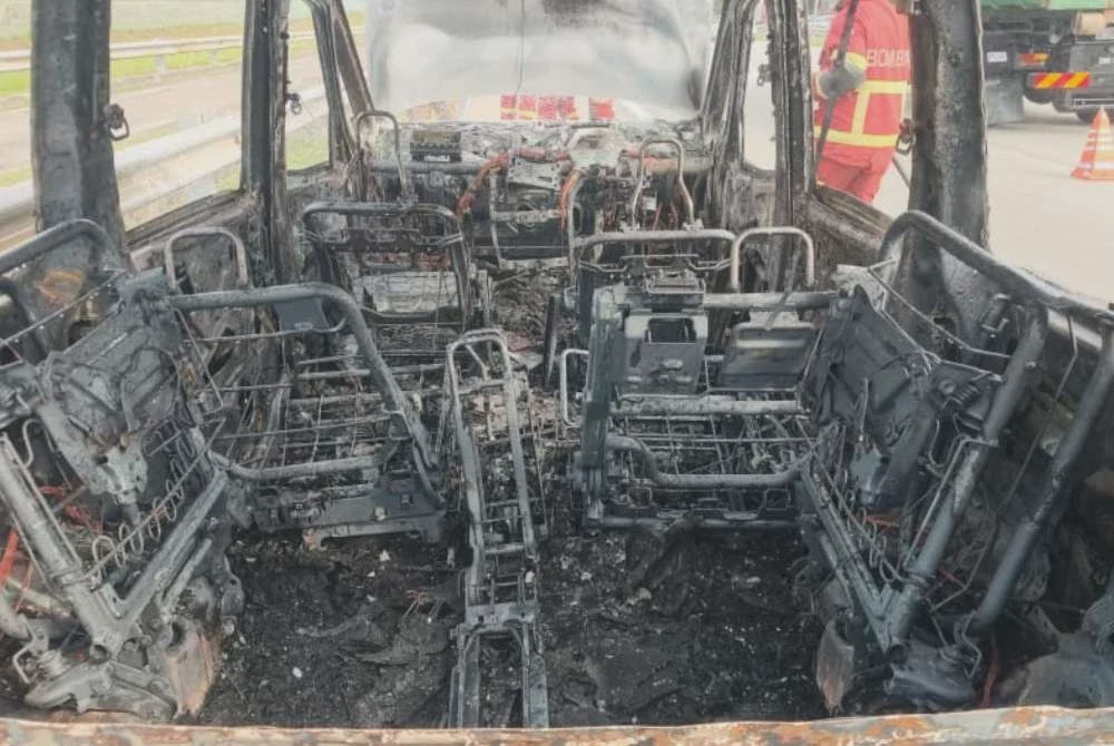 Image from: MPV terbakar di Lebuhraya Damansara - Puchong