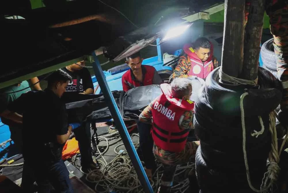Image from: 'Saya minta arwah berpaut di belakang saya' - Mangsa bot candat sotong karam terapung hampir sejam tengah laut