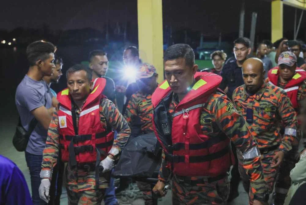 Image from: 'Saya minta arwah berpaut di belakang saya' - Mangsa bot candat sotong karam terapung hampir sejam tengah laut