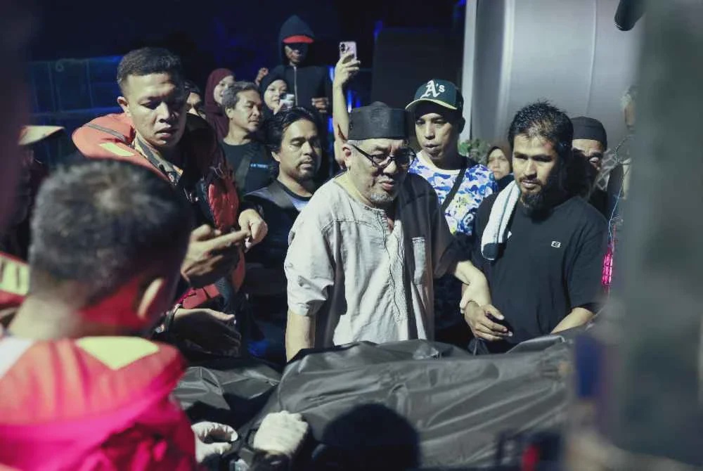 Image from: 'Saya berenang 1.8 kilometer cari bantuan' - Tekong imbau tragedi bot candat sotong karam