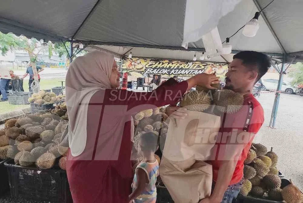 Image from: 'Isi durian selagi muat, seguni RM100'