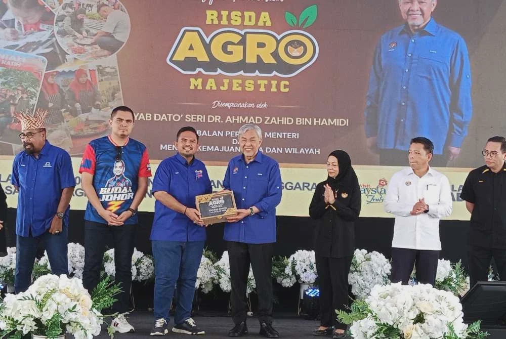 Image from: [VIDEO] PRN Johor: 'Kita tidak pernah bergaduh, bermanja dengan PH' - Ahmad Zahid