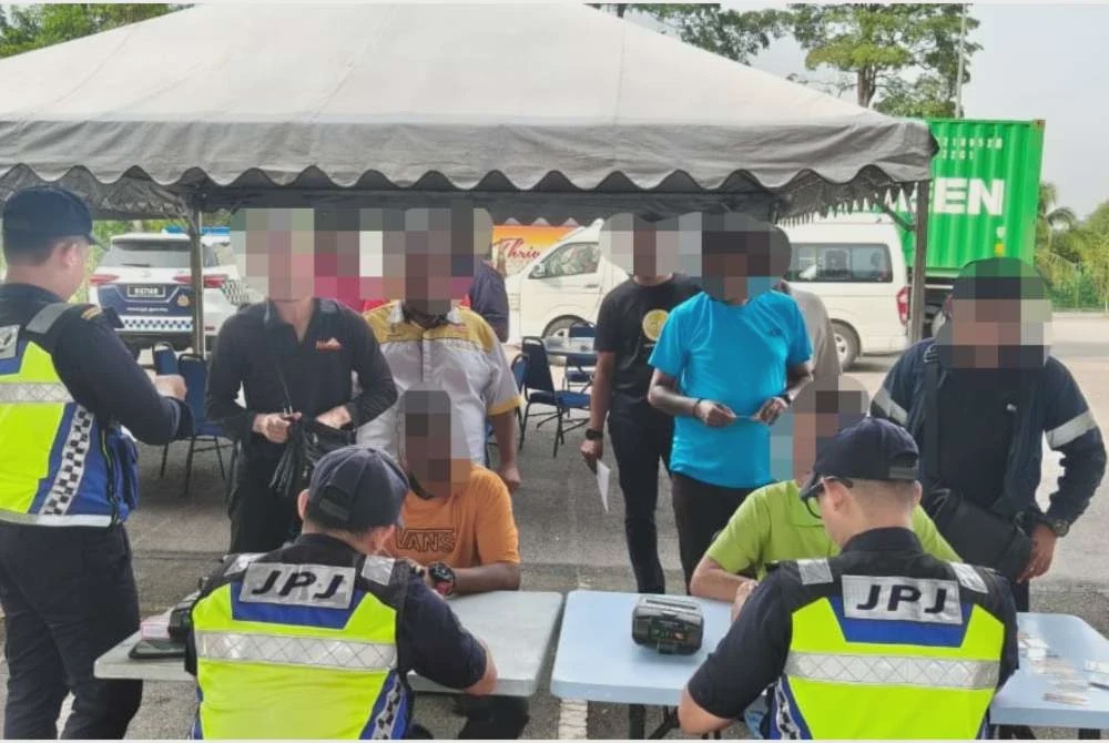 Image from: Plaza Tol Gombak 'dipukat', dua pemandu positif dadah
