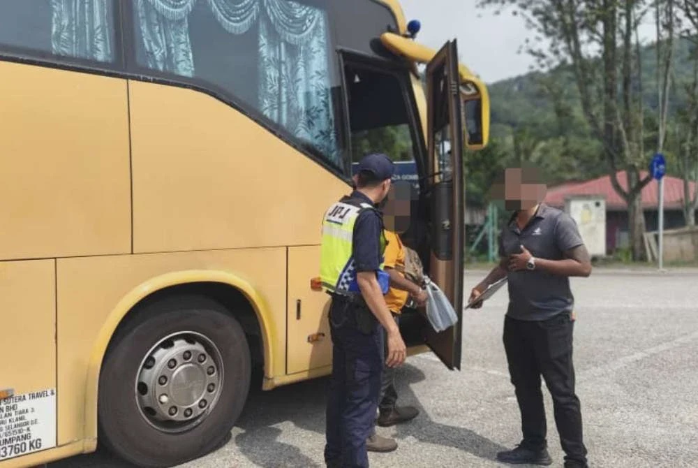 Image from: Plaza Tol Gombak 'dipukat', dua pemandu positif dadah