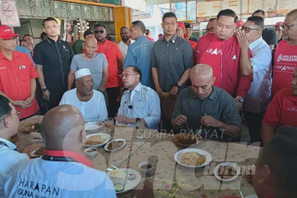 Image from: Hampir 1,000 penduduk, jentera PH sambut ketibaan Anwar di Simpang Renggam