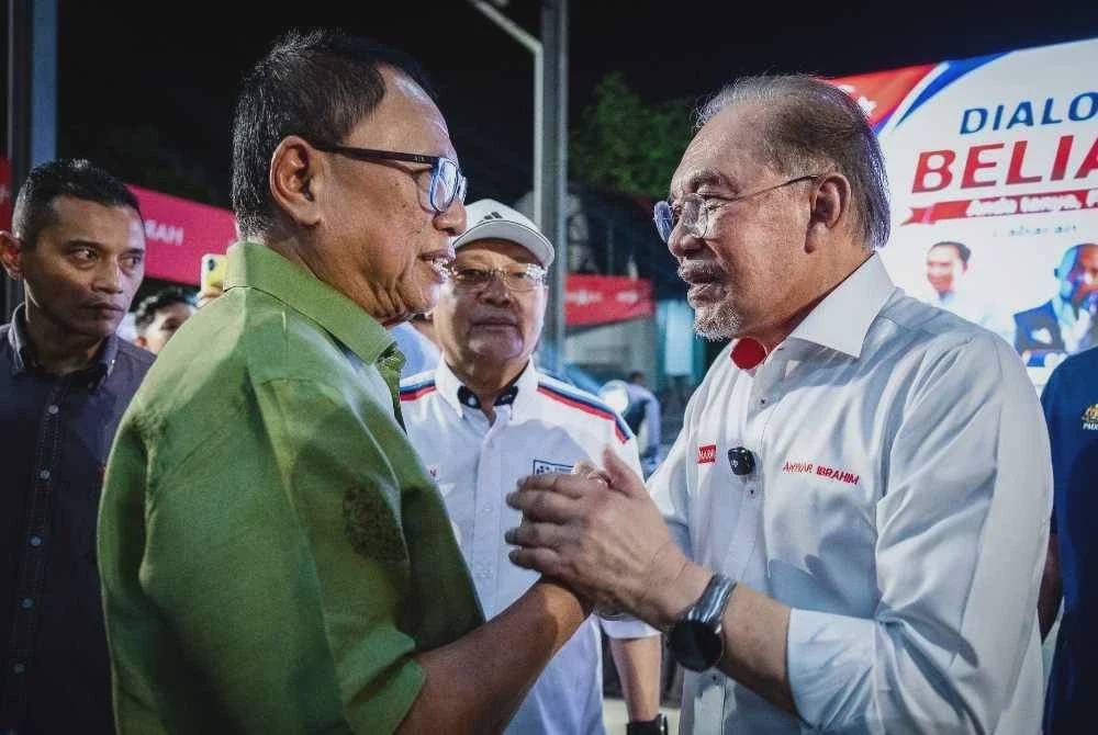 Image from: PRN Johor: Puad di pentas PH, anak ‘terang-terang’ bersama BN