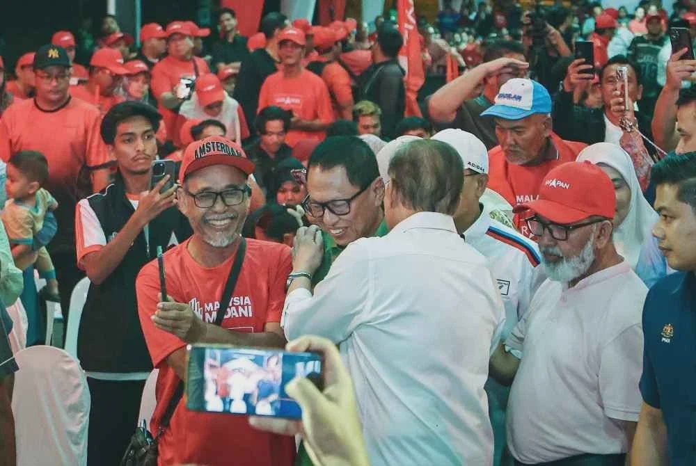 Image from: PRN Johor: Puad di pentas PH, anak ‘terang-terang’ bersama BN