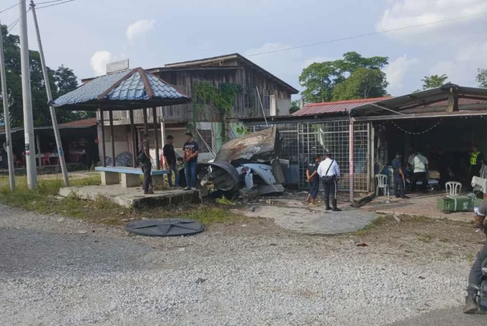 Image from: Pecut lari sekatan jalan raya, BMW terbabas rempuh tangki air