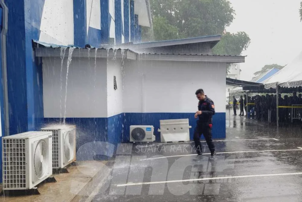 Image from: Hujan lebat tidak halang anggota polis mengundi awal