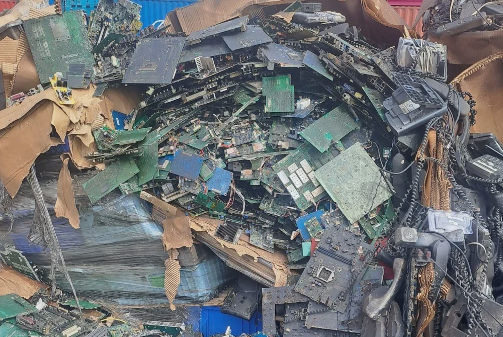 Image from: Kontena diisytihar bawa bijih timah rupanya dipenuhi e-waste
