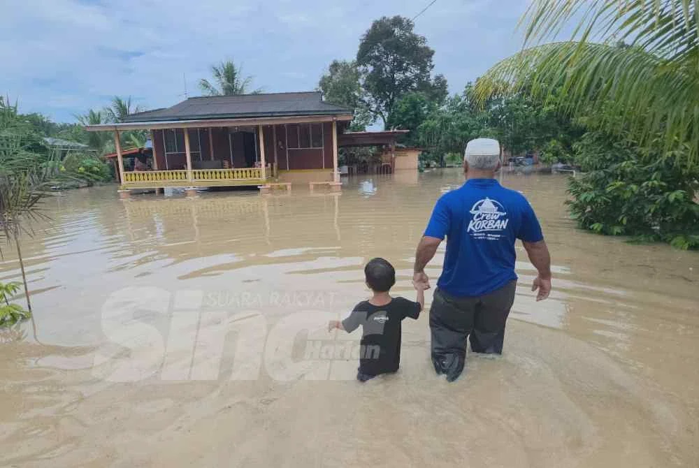 Image from: Dua bayi antara 10 mangsa terpaksa redah banjir kilat