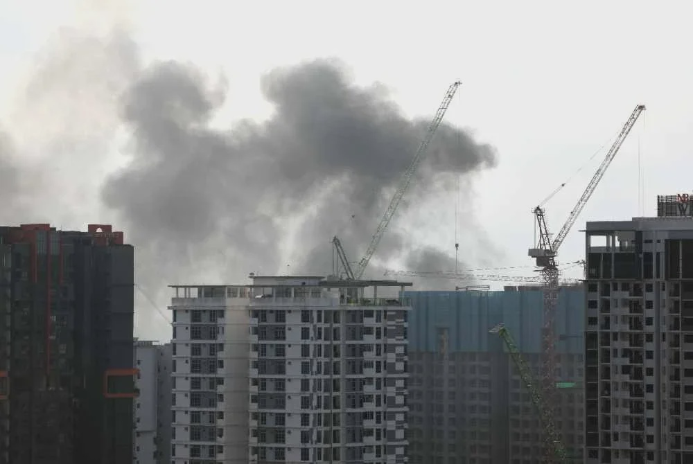 Image from: PRN Johor: Asap tebal susulan stor pembinaan terbakar