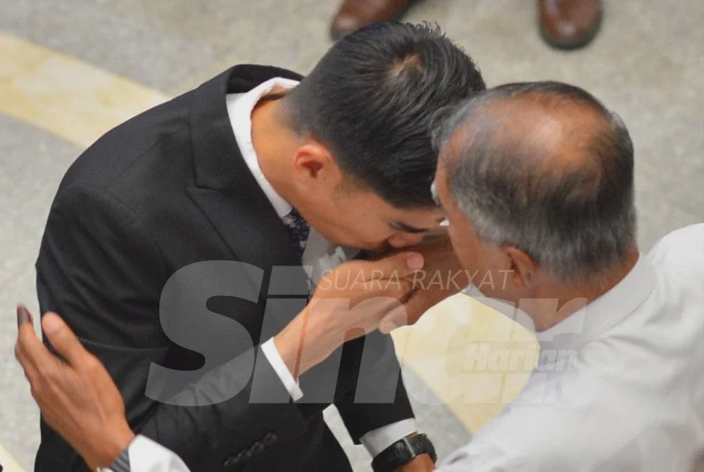 Image from: 'Terima kasih sayang-sayang rakyat Malaysia' - Ibu syukur Syed Saddiq lepas, bebas