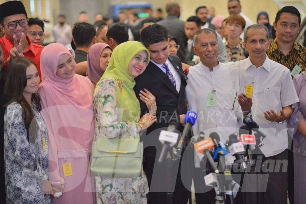 Image from: 'Terima kasih sayang-sayang rakyat Malaysia' - Ibu syukur Syed Saddiq lepas, bebas