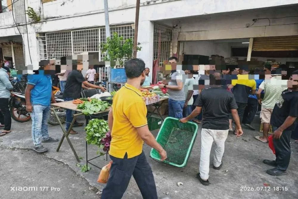 Image from: Pasar haram warga asing pula digempur