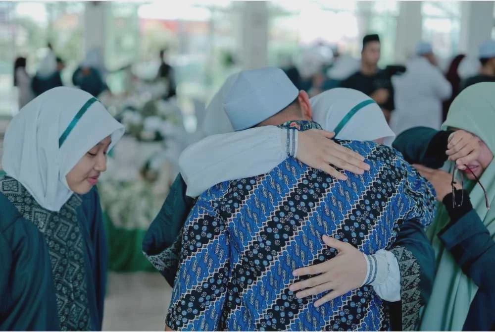 Image from: 'Hadiah terbesar buat ibu, ayah' - Tiga puteri selesai hafaz 30 juzuk, terima sijil huffaz serentak