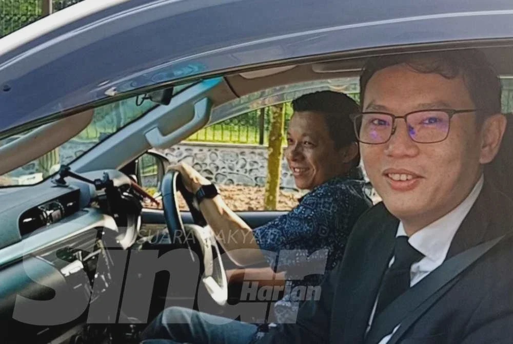 Image from: Kenderaan bawa bakal Exco memasuki Istana Bukit Serene