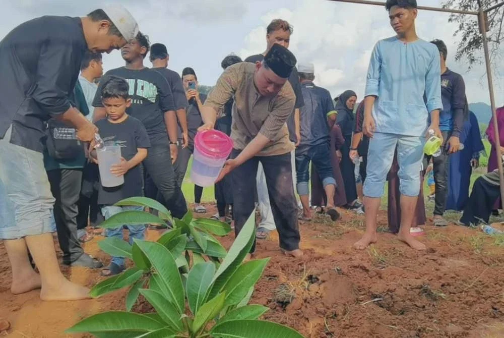 Image from: Dua mangsa kepala air disemadikan dalam satu liang lahad
