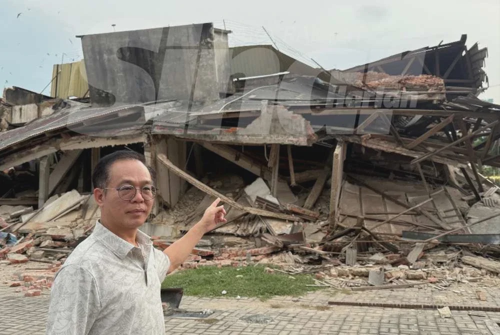 Image from: [VIDEO] Bangunan rumah kedai senget sebelum runtuh, hempap dua kereta