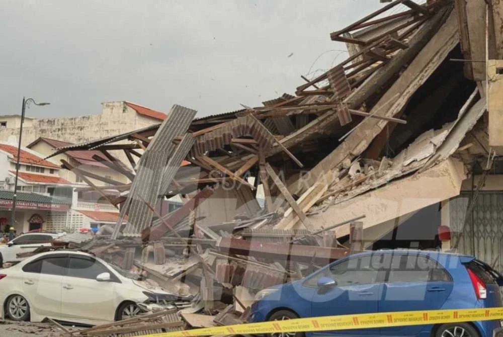 Image from: Bangunan rumah kedai senget sebelum runtuh, hempap dua kereta