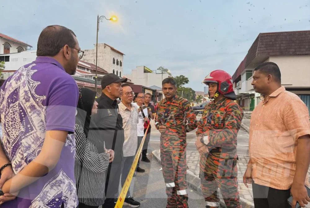 Image from: Bangunan rumah kedai senget sebelum runtuh, hempap dua kereta