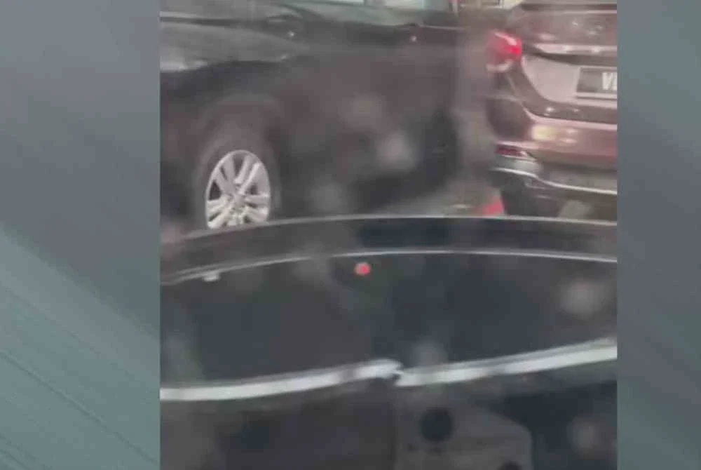 Image from: Tangki air hotel tiba-tiba jatuh hempap dua kereta