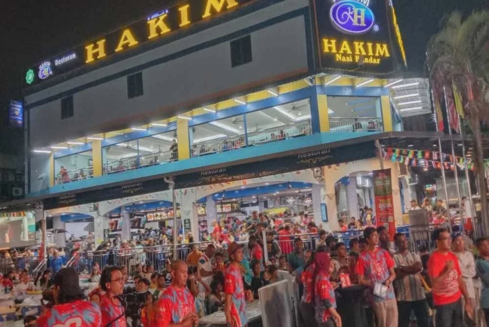 Image from: Peminat bola sepak sanggup datang dari jauh meriahkan Riuh BOLA SINAR