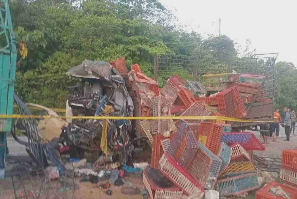 Image from: Pemandu, dua kelindan lori ayam maut rempuh treler parkir tepi jalan