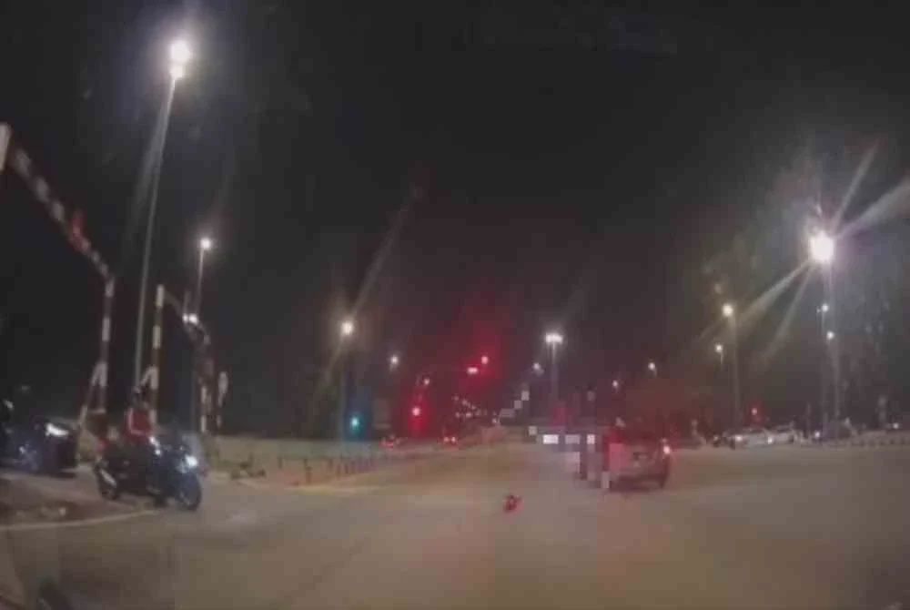 Image from: Penghantar makanan dirempuh kereta langgar lampu merah