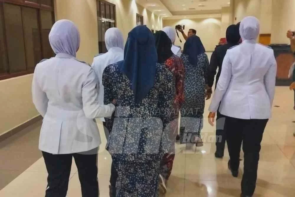 Image from: Tiga gadis tunggang motosikal pamer aksi 'Superman' didakwa