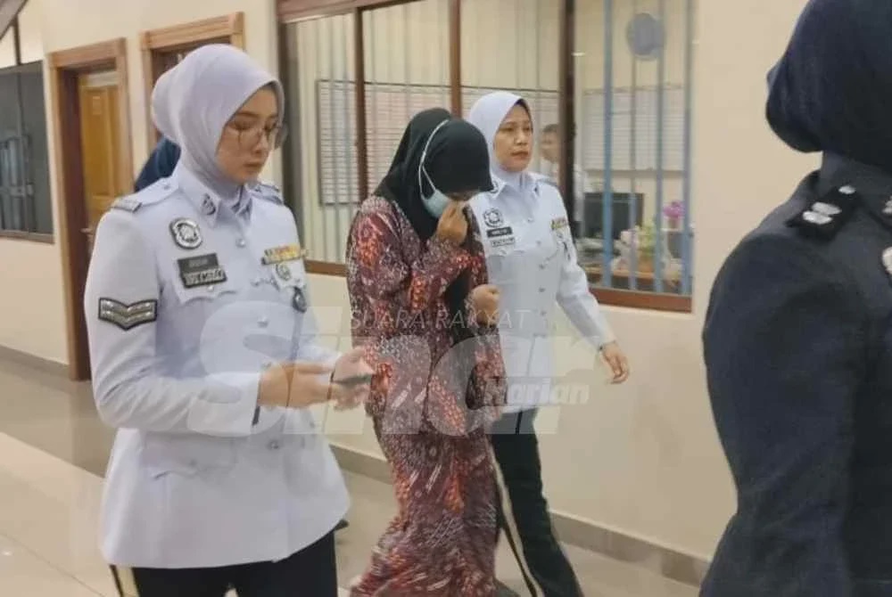 Image from: Tiga gadis tunggang motosikal pamer aksi 'Superman' didakwa