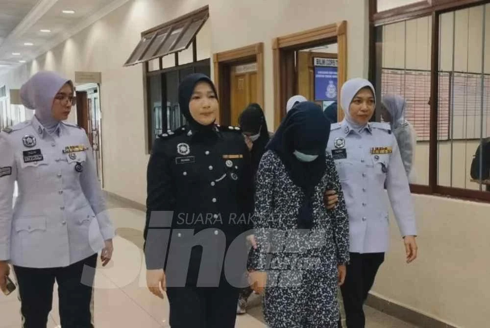 Image from: Tiga gadis tunggang motosikal pamer aksi 'Superman' didakwa