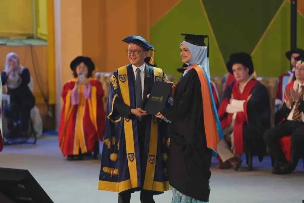 Image from: Siti Nurhaliza terima Ijazah Kehormat Seni Kreatif dan Media