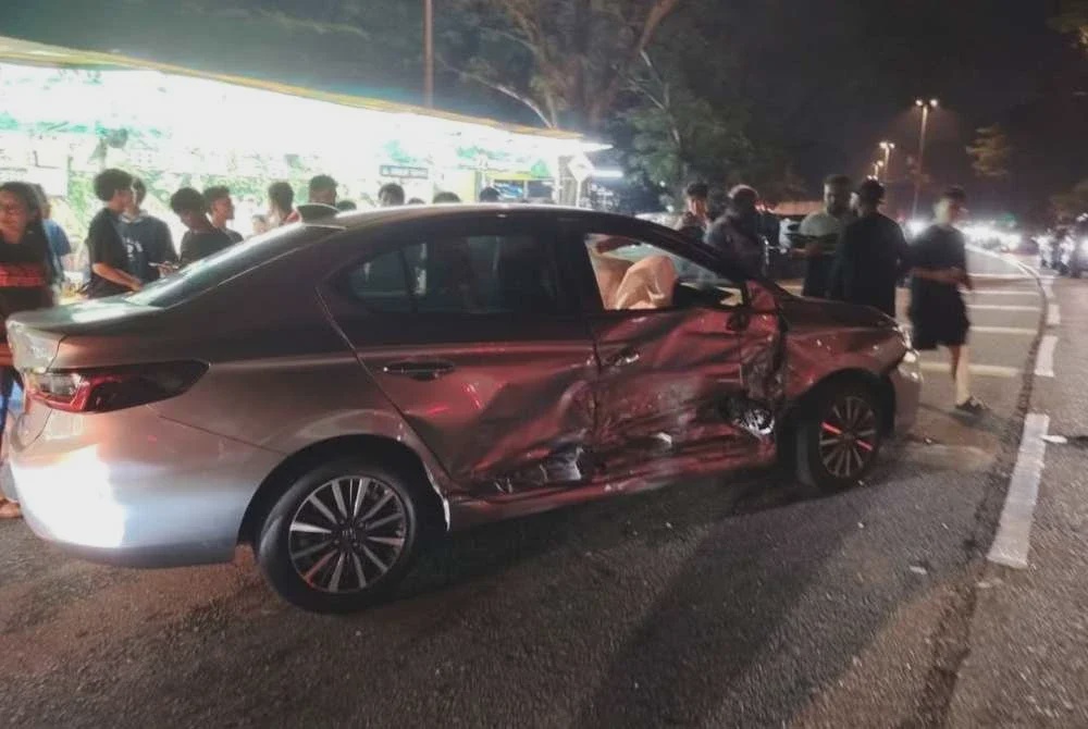 Image from: Kereta tersalah masuk laluan, rempuh gerai durian