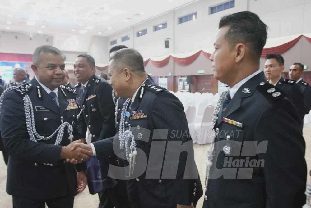 Image from: Pelukan erat penuh emosi Mohd Shuhaily iringi persaraan Ayob Khan