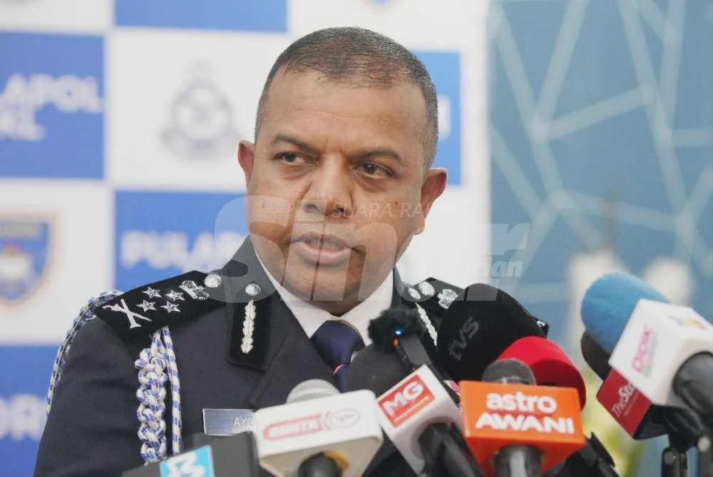 Image from: Pelukan erat penuh emosi Mohd Shuhaily iringi persaraan Ayob Khan