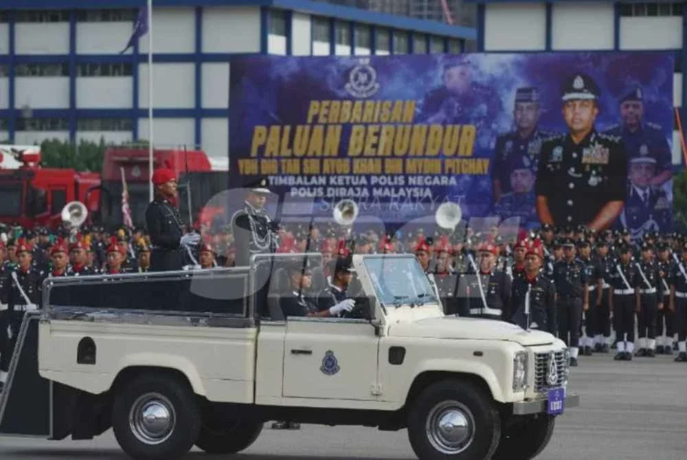 Image from: Pelukan erat penuh emosi Mohd Shuhaily iringi persaraan Ayob Khan