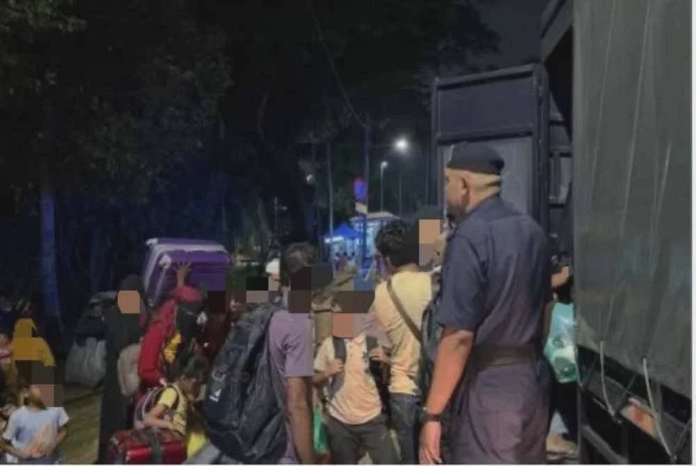 Image from: 110 pelarian Rohingya berhimpun di hadapan pejabat UNHCR diperiksa JIM