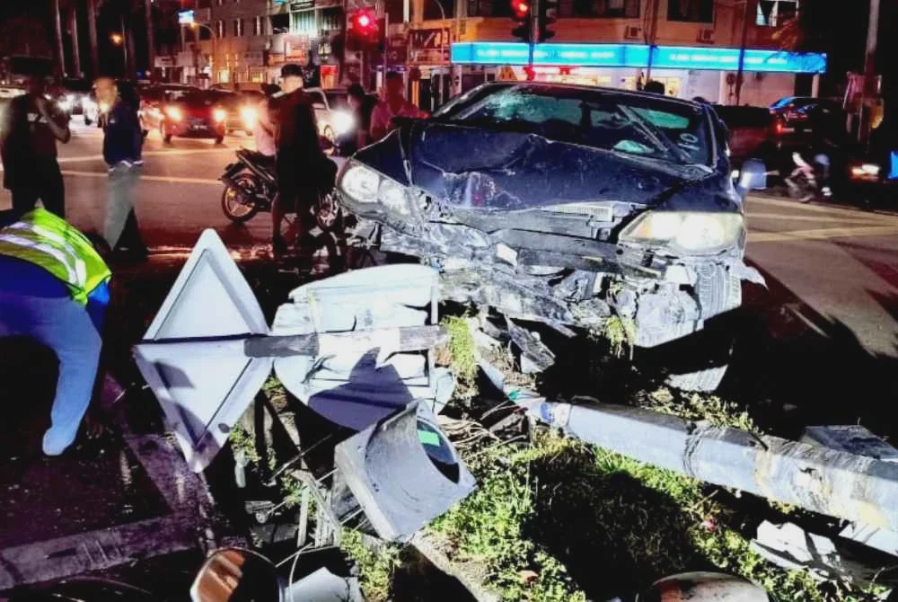 Image from: Pemandu tersepit, kereta terbabas langgar pembahagi jalan