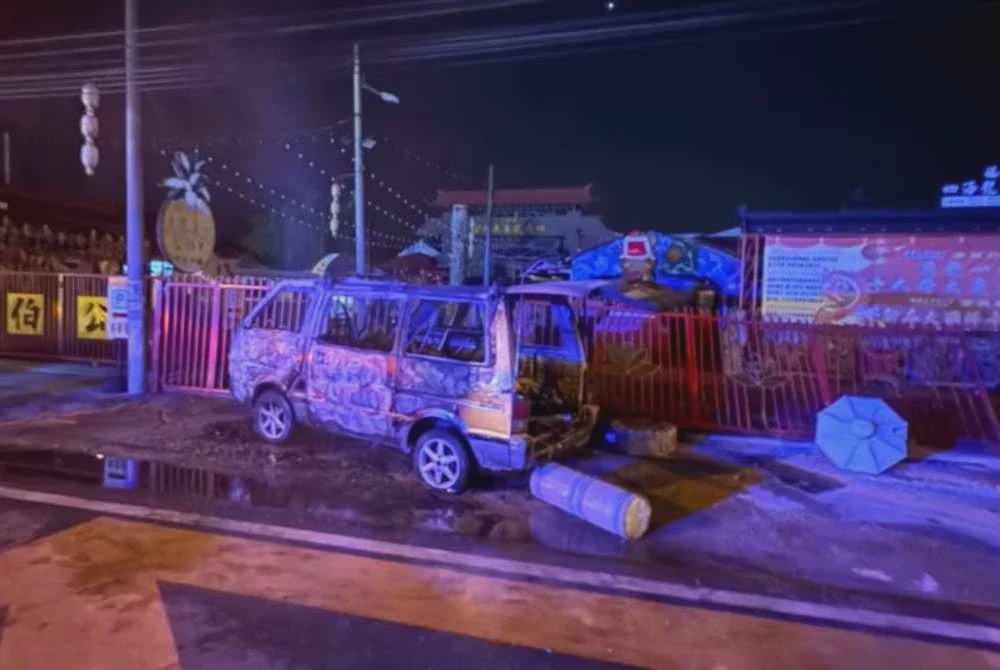 Image from: Lima individu melecur, van pekerja terbakar langgar tiang elektrik