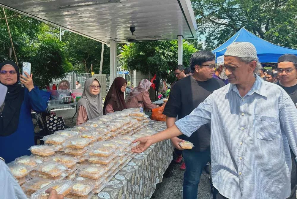 Image from: 'Tiada siapa lapar' - Surau An-Nadiah agih lebih 400 bungkus nasi percuma setiap Jumaat