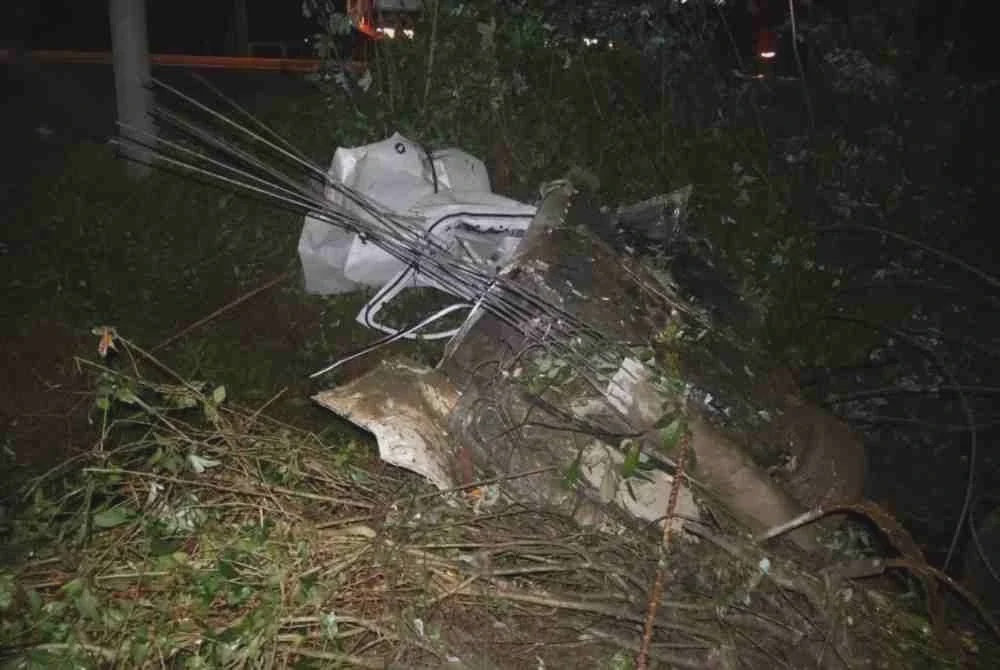 Image from: Dua remaja maut, BMW X5 hilang kawalan rempuh motosikal