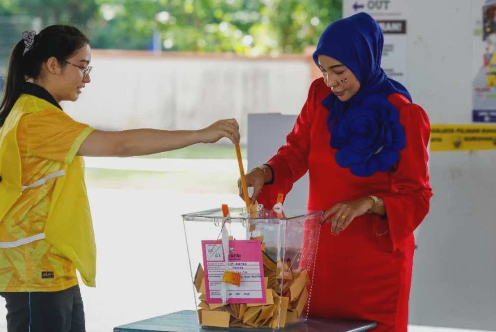 Image from: PRN Negeri Sembilan: Tiga beradik serikan suasana mengundi dengan busana Jalur Gemilang