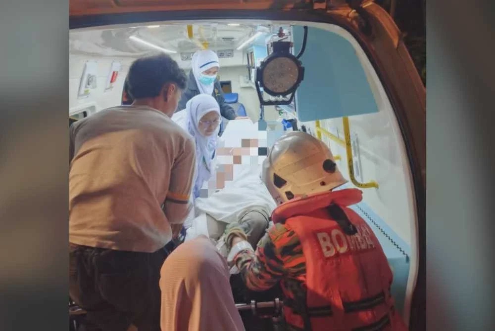 Image from: Kereta mengundur masuk sungai, tiga sekeluarga diselamatkan orang awam