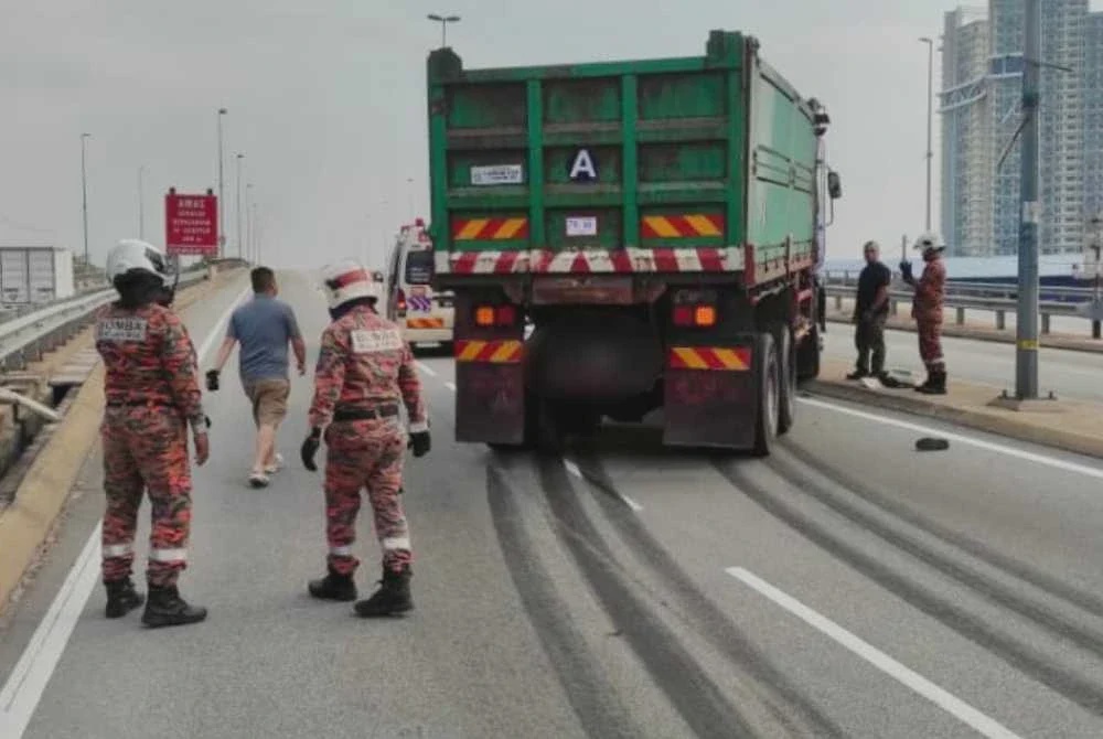 Image from: Pejalan kaki maut tersepit bawah lori 10 tan