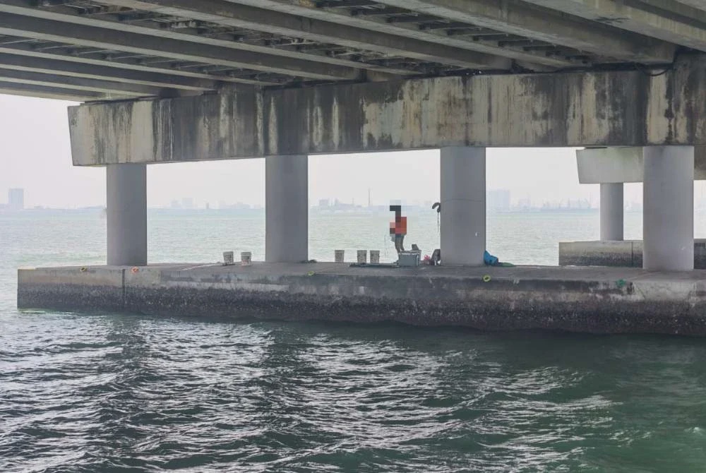 Image from: Padah ceroboh kawasan larangan bawah Jambatan Pulau Pinang