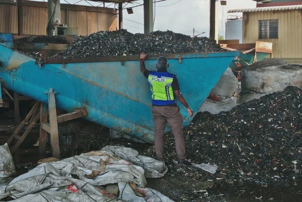 Image from: Tiga kilang e-waste haram diserbu, rampasan lebih RM9 juta
