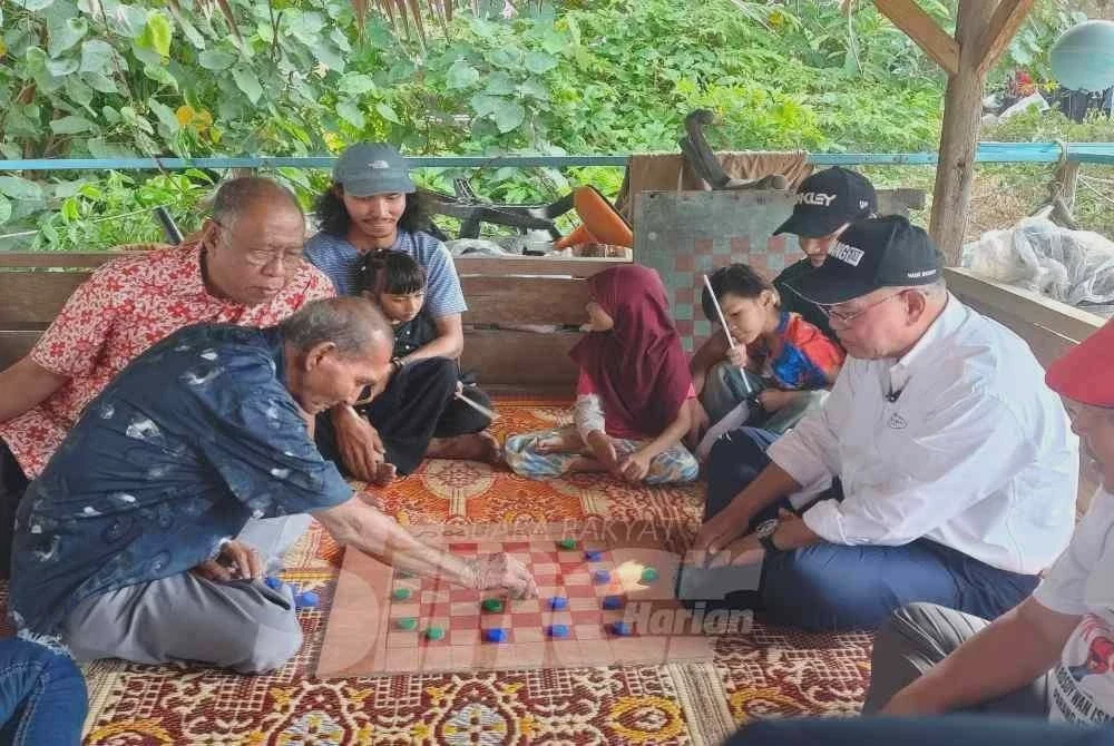 Image from: 'Kali pertama lawan dengan 'orang besar' - Pesara polis teruja main dam dengan MB Pahang
